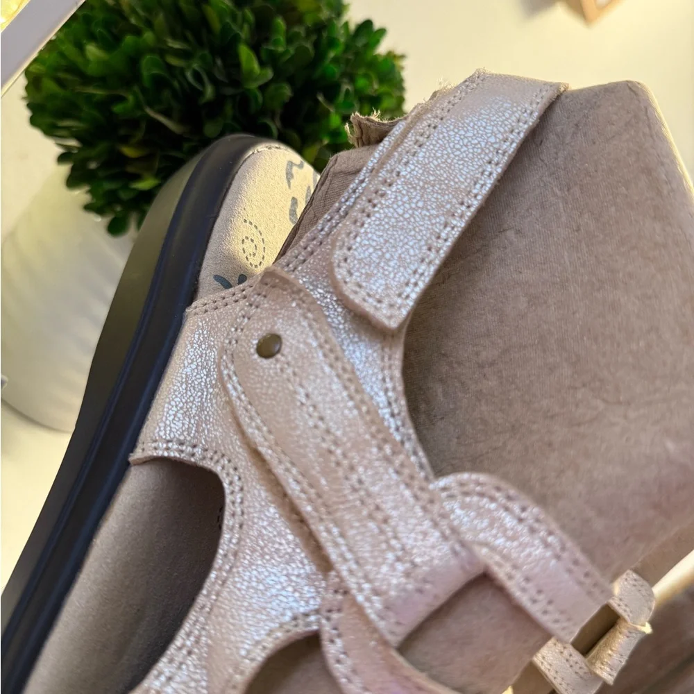 Propet Cream Sandals Comfortable and Stylish - Picture 3 of 10